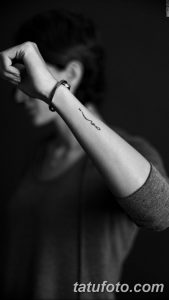 Фото минималистичной татуировки птицы, выполненной тонкими линиями на запястье. Идеально для любителей лаконичных и символичных рисунков.