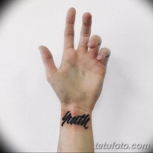 Фото тату надписи 'Youth' на запястье. Черный контур, минималистичный стиль, лаконичный дизайн. Идеально для любителей простых и символичных рисунков.