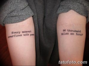 Фото татуировок на руках: мотивирующие фразы "Every moment overflows with power" и "66 thousand miles an hour", выполненные простым шрифтом.