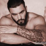 Фотография мужчины с татуировкой "Familia" и розой на руке, демонстрирующая любовь к семье и красоту классического мотива.