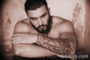 Фотография мужчины с татуировкой "Familia" и розой на руке, демонстрирующая любовь к семье и красоту классического мотива.
