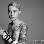 Фотография молодого человека с татуировками на руках и груди, демонстрирующая современный стиль и индивидуальность.