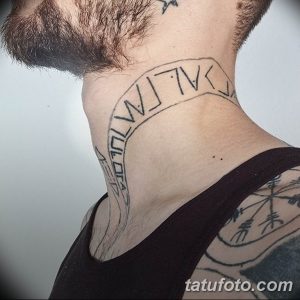 Фото татуировки рунической вязи на шее мужчины, выполненной черными линиями, с дополнительными рунами на затылке.