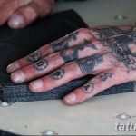Фото татуировок на руках, покрытых сложными рисунками и цифрами. Черно-белые татуировки в различных стилях.