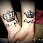 Фото парных тату на запястьях: черные короны с надписью 'One Life' и 'One Love'.