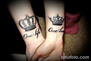 Фото парных тату на запястьях: черные короны с надписью 'One Life' и 'One Love'.