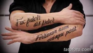 Фото тату на руке: надпись на латыни, выполненная красивым каллиграфическим шрифтом. Татуировка с философским смыслом.