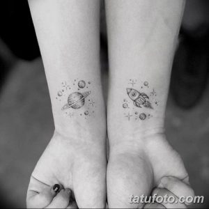 Фото тату: парные татуировки в виде планет и ракет на запястьях. Нежный и символичный рисунок татуировки для близких людей.