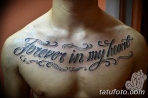 Фото тату: красивая надпись 'Forever in my heart' на груди мужчины, выполненная каллиграфическим шрифтом. Нежный и трогательный рисунок татуировки.