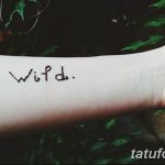 Фото татуировки с надписью "Wild." на запястье. Рисунок выполнен черными чернилами простым рукописным шрифтом.
