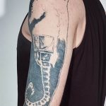 Фото тату морского конька в стиле олд скул на руке. Рисунок выполнен в ярких цветах с использованием четких контуров и традиционных элементов.