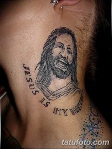 Фото тату: спорная татуировка с изображением Иисуса Христа и надписью 'Jesus is my homeboy' на мужской груди.