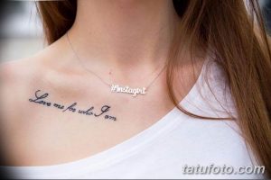 Фото татуировки на ключице с надписью "Love me for who I am". Тонкая, черная надпись на светлой коже.