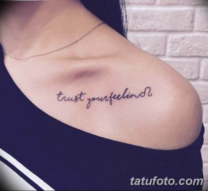 Фото минималистичной татуировки на ключице с надписью "trust your feelings". Тонкие черные линии и элегантный шрифт.