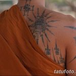 Фото тату на спине и плече, выполненное в стиле сакральной геометрии. Изображены сложные узоры, символы и надписи на древнем языке.