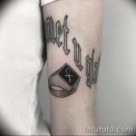 Фото тату на предплечье с надписью "Melody" в стилизованном шрифте и изображением кольца с символом бесконечности.