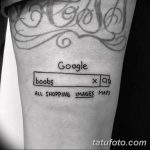 Фото тату с изображением поисковой строки Google, в которой введен запрос 'boobs'. Юмористический и провокационный рисунок татуировки.