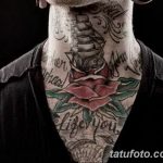 Фото тату на шее с изображением парусника, розы и надписей. Классический стиль татуировки с использованием черного и красного цветов.