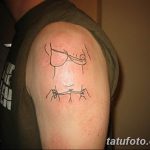 Фото тату с минималистичным рисунком на плече. Абстрактные линии, изображающие лицо и фигуру, выполнены в черном цвете.