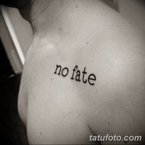 Фото татуировки с надписью "no fate" черными чернилами на груди. Простой шрифт и минималистичный дизайн.