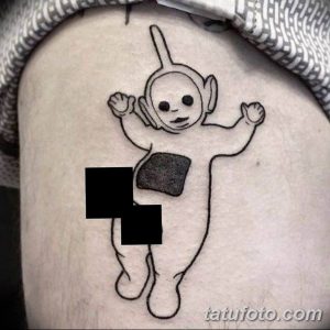 Фото тату: минималистичный контурный рисунок персонажа Тинкл Уинкл из телешоу Teletubbies на плече. Черно-белая татуировка.
