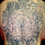 Фото тату: сложный рисунок на спине, включающий в себя изображения лиц, символов и глаз. Черно-белая татуировка в мистическом стиле.