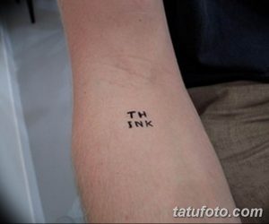 Фото тату: простая и минималистичная татуировка надписи "TH INK" на запястье, выполненная черными чернилами.