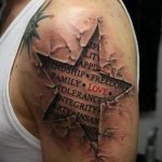 Фото тату на плече с изображением разорванной кожи, из которой видны слова и фразы. Реалистичный рисунок татуировки.