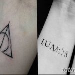 Фото тату с изображением символа Даров Смерти из Гарри Поттера и надписями 'Lumos' и 'Nox' на руке.