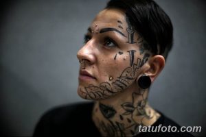 Фото тату на лице и шее мужчины: абстрактные узоры, надписи, черный цвет, реалистичный стиль, экстремальный образ, мастер тату, идеи для тату.