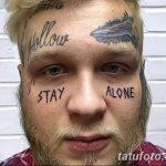 Фото тату на лице мужчины: надписи 'Stay Alone', 'Hollow', абстрактные рисунки, минимализм, черный цвет, мастер тату, идеи для тату.