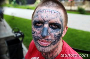 Фото тату на лице мужчины: череп, надписи, темные тени, реалистичный стиль, экстремальный образ, мастер тату, идеи для тату.