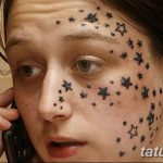 Фото тату: татуировка звездами на лице и шее девушки, выполненная в черном цвете. Яркий и необычный дизайн.