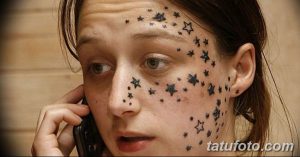 Фото тату: татуировка звездами на лице и шее девушки, выполненная в черном цвете. Яркий и необычный дизайн.