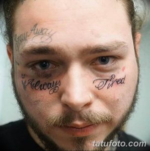 Фото тату на лице мужчины: надписи "Stay Away", "Always", "Tired" нанесены под глазами. Экстремальный стиль и мрачный образ.