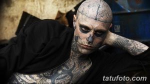 Фото тату на лице и теле мужчины: реалистичная татуировка в стиле биомеханика, имитирующая открытый череп и механические детали.