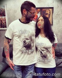 Фотография пары с парными татуировками на футболках в виде изображения лица и надписи "I know this man". Демонстрация юмористического и оригинального стиля татуировки.
