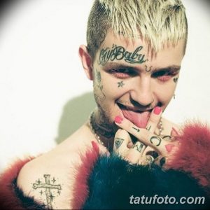 Фото татуировок на лице и теле молодого человека, напоминающего Lil Peep. Множество небольших татуировок, включая надписи, звезды и кресты.