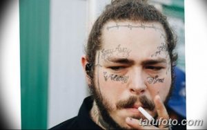 Фото тату: молодой человек с множеством татуировок на лице, включая надписи "Always Tired" и "Stay Away". Смелый и бунтарский образ.
