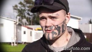 Фото тату на лице мужчины: абстрактный узор, имитирующий шрамы, и изображение бритвы. Дерзкий и провокационный рисунок.