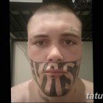 Фото тату: крупная надпись "NAS" на лице мужчины, выполненная черными чернилами. Необычный и вызывающий эскиз тату.