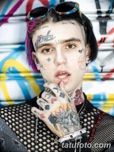 Фото тату Lil Peep: многочисленные татуировки на лице, шее и голове, включая надписи, звезды и сердечки. Яркий образ и запоминающийся стиль.