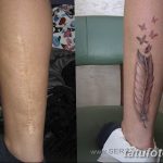 Фото тату пера с летящими птицами на ноге, выполненное в черно-серых тонах. Рисунок маскирует шрам, придавая ноге эстетичный вид. Отличный выбор для любителей свободы.