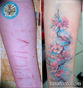 Фото тату цветущей сакуры на руке, скрывающего шрамы. Акварельный рисунок татуировки с нежными розовыми и голубыми оттенками.