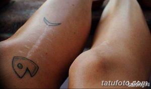 Фото простой татуировки с изображением рыбки и полумесяца на руке. Милый и оригинальный рисунок татуировки в черном цвете.