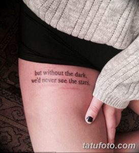 Фото тату с надписью "but without the dark, we'd never see the stars" на бедре. Минималистичный шрифт и нежный дизайн.