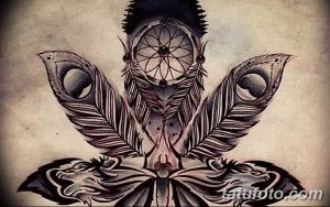 Черно-серый эскиз татуировки, изображающий ловец снов, украшенный перьями и стрекозой, выполненный в графическом стиле с использованием теней.