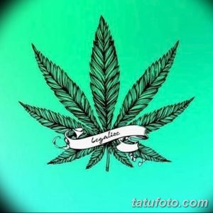Фото тату с изображением листа конопли и надписью "Legalize" на ярком бирюзовом фоне. Стильный и политически окрашенный рисунок.