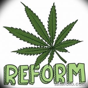 Фото тату с изображением листа конопли и надписью "REFORM", выполненное в ярких зеленых и желтых тонах. Оригинальный и политически окрашенный рисунок.