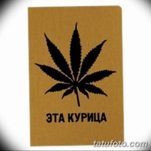 Фото тату с изображением листа конопли и надписью "ЭТА КУРИЦА" на фоне текстуры крафтовой бумаги. Оригинальный и провокационный рисунок.